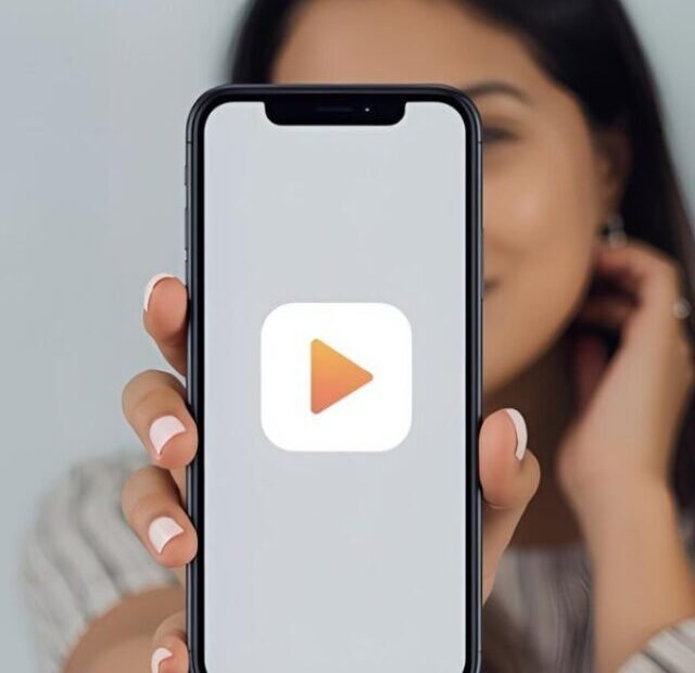 Pessoa usando celular para ganhar dinheiro assistindo vídeos online