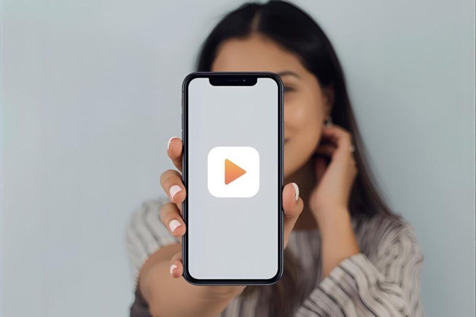 Pessoa usando celular para ganhar dinheiro assistindo vídeos online